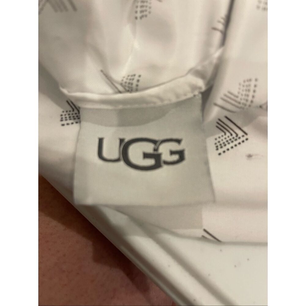 UGG white gray geo design queen sheets, fitted, top and 2 pillow cases - Picture 3 of 4